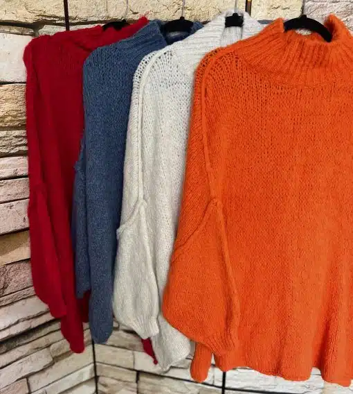 Entdecke deine neuen Wohlfühl-Lieblinge in Rot, Blau, Weiß und Orange - stylisch inszeniert vor angesagter Backsteinwand!.