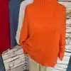 Erlebe den Wohlfühl-Liebling: Dein orangefarbener Rollkragenpullover, stilvoll präsentiert mit Trends in Rot, Blau und Creme.