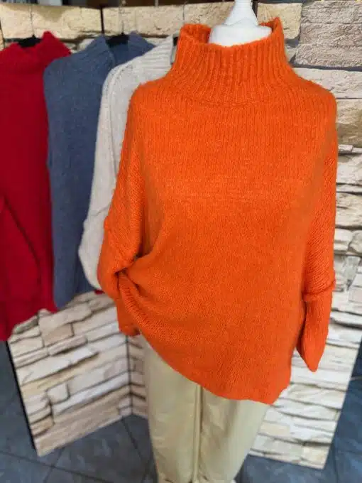 Erlebe den Wohlfühl-Liebling: Dein orangefarbener Rollkragenpullover, stilvoll präsentiert mit Trends in Rot, Blau und Creme.