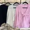 Entdecke deinen Style: Drei trendige Grobstrick-Knotenpullis in Schwarz, Creme und Rosa warten auf dich an eleganten Bügeln!.