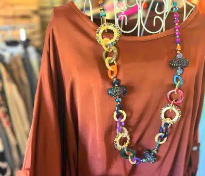 Entdecke deinen rostfarbenen Top-Look, cool kombiniert mit der angesagten, bunten Color pop Kette - dein Statement-Accessoire!.