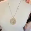 Erlebe, wie die Cornelia Kette mit ihrem goldenen floralen Anhänger deinen Look stilvoll und modern veredelt.