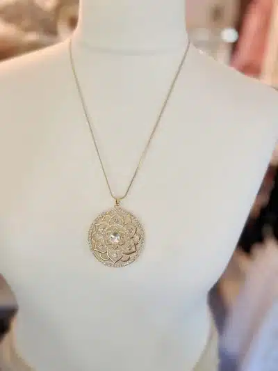 Erlebe, wie die Cornelia Kette mit ihrem goldenen floralen Anhänger deinen Look stilvoll und modern veredelt.