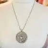 Setzen Sie ein Statement mit der Cornelia Kette: Silbernes Mandala-Design, modern präsentiert - verleihe deinem Look stilvolle Eleganz!.
