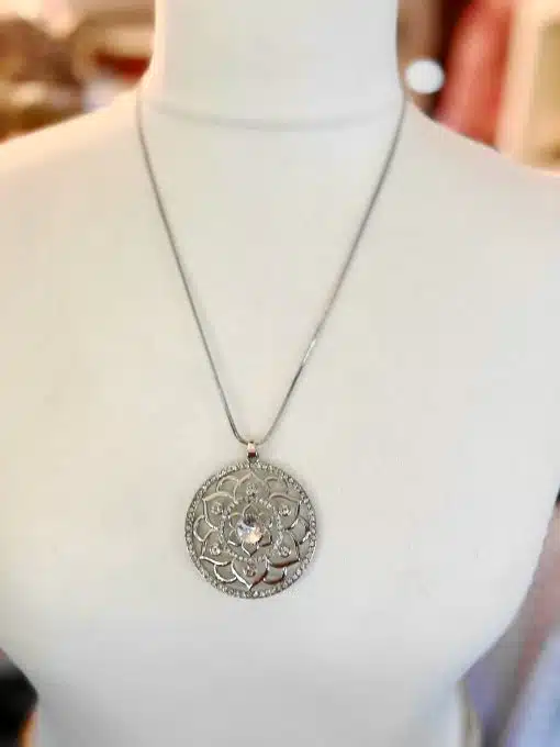 Setzen Sie ein Statement mit der Cornelia Kette: Silbernes Mandala-Design, modern präsentiert - verleihe deinem Look stilvolle Eleganz!.