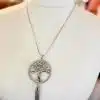 Entdecke deine Eleganz mit der Lebensbaum Kette aus Silber und stilvollem Tassel - perfekt präsentiert auf weißem Busen.