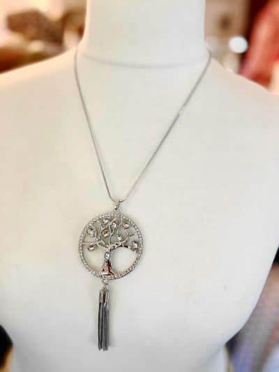 Entdecke deine Eleganz mit der Lebensbaum Kette aus Silber und stilvollem Tassel - perfekt präsentiert auf weißem Busen.