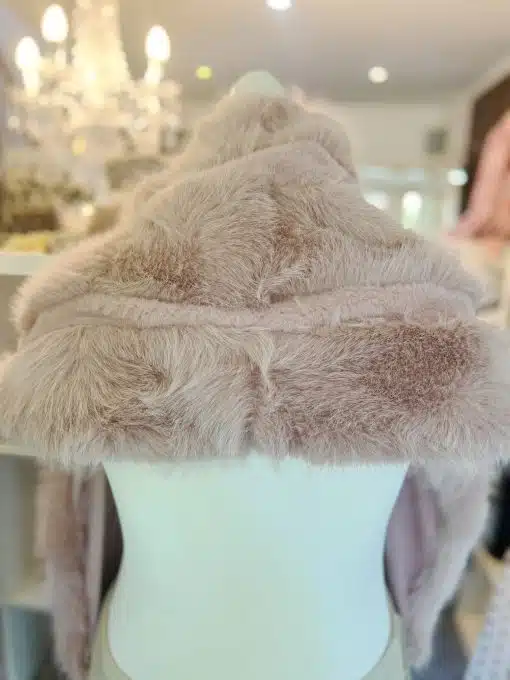 Entdecke deinen neuen Look: Hülle dich in dieses edle, hellbraune Kunstfell-Cape und strahle moderne Eleganz aus.