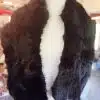 Entdecke deinen neuen Look: Ein schwarzer Kunstfell-Schal verleiht jedem Outfit an der weißen Schneiderpuppe modernen Chic.