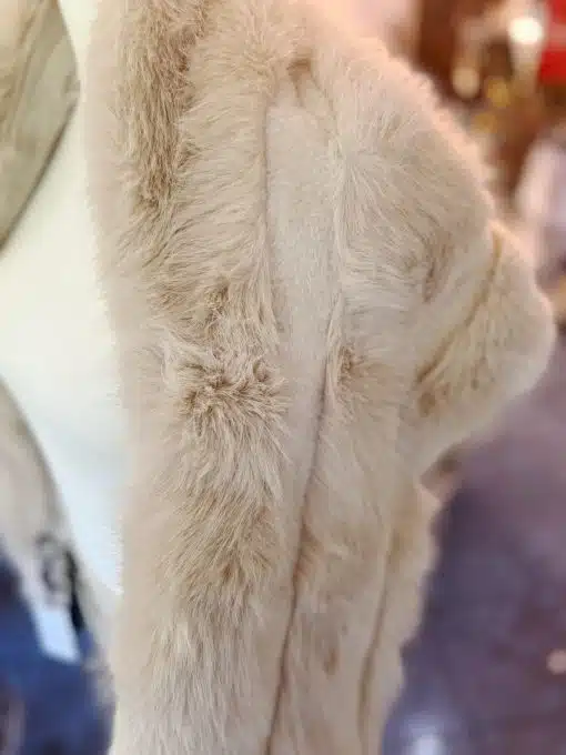 Entdecke, wie du mit diesem beigen Kunstpelzmantel jedes Outfit aufwertest - superweich, flauschig und absolut im Trend!.