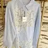 Entdecke die Seaside Bluse: Trendige Blau-Weiß-Streifen und feine, beigefarbene Spitzen-Details - für deinen modernen Look!.