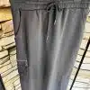 Erlebe urbanen Komfort: Der dunkelgraue Rock mit Kordelzug, Seitentaschen und Zipper wartet stilvoll auf dich am Bügel.