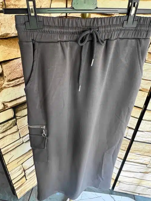 Erlebe urbanen Komfort: Der dunkelgraue Rock mit Kordelzug, Seitentaschen und Zipper wartet stilvoll auf dich am Bügel.