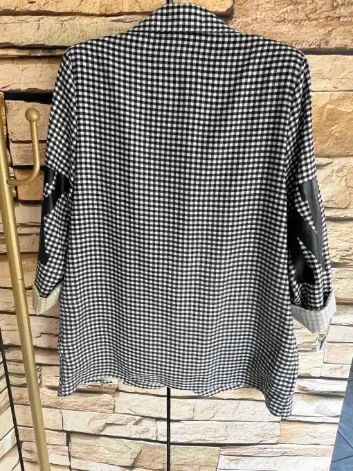 Entdecke den NY 1988 Vichy-Blazer mit angesagtem schwarz-weißem Karomuster und stylischen Ellenbogen-Patches vor Steinwand.