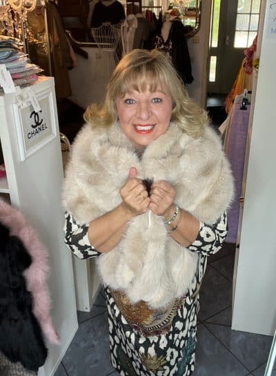 Entdecke deinen neuen Look: Halte den kuscheligen Felltraum Poncho Schal lässig zu und strahle modernes Selbstbewusstsein aus.