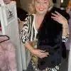 Entdecke deinen Look: Du strahlst in deinem gemusterten Kleid und setzt mit dem schwarzen Felltraum Poncho Schal Trends!.