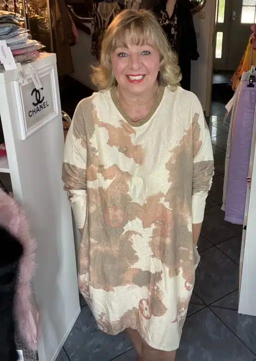 Entdecke deinen Look: Im Sahara Sunset Oversize-Kleid in Beige-Braun strahlst du stilvolle Wüsten-Vibes vor dem Chanel-Schild aus.