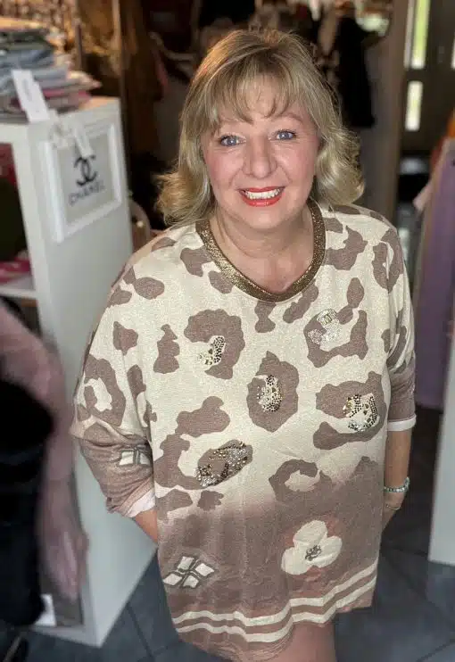 Gönn dir den Leo Luxe Oversize Pulli im trendigen Beige-Braun-Leo-Look - du strahlst neben deiner Chanel-Shoppingbag!.