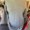 Erlebe den Chic Fur Touch Pulli mit trendigen Fell-Bündchen zu einem angesagten Animalprint-Rock - dein Must-have-Style!.