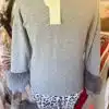 Entdecke deinen Style: Im Chic Fur Touch Pulli mit grauen Bündchen und Animal Print Pants shopst du modern und trendbewusst.