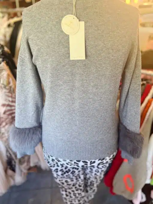 Entdecke deinen Style: Im Chic Fur Touch Pulli mit grauen Bündchen und Animal Print Pants shopst du modern und trendbewusst.