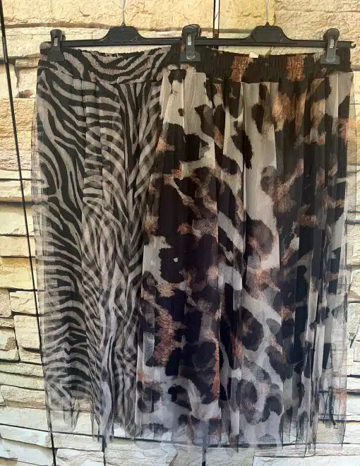 Entdecke deinen Urban Jungle Chiffonrock - ein Hauch Tüll mit modernem Zebra- und Leo-Print wartet stylish auf dich am Haken!.