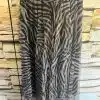 Erlebe deinen Style: Der Urban Jungle Chiffonrock im Zebra-Look macht dich zum Eyecatcher vor jeder angesagten Kulisse.