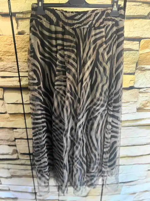 Erlebe deinen Style: Der Urban Jungle Chiffonrock im Zebra-Look macht dich zum Eyecatcher vor jeder angesagten Kulisse.