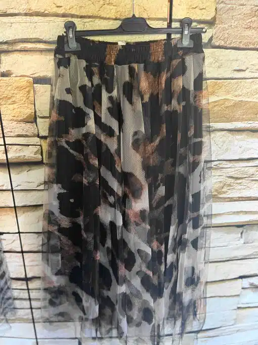 Erlebe den Urban Jungle Chiffonrock: Dein Must-have mit angesagtem Animal-Print in Schwarz, Braun und Beige - wild & stylisch!.