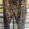 Erlebe die zauberhafte Velour Wild Jogpants im braunen Leopardenmuster - stilvoll inszeniert vor einer hellen Steinwand!.