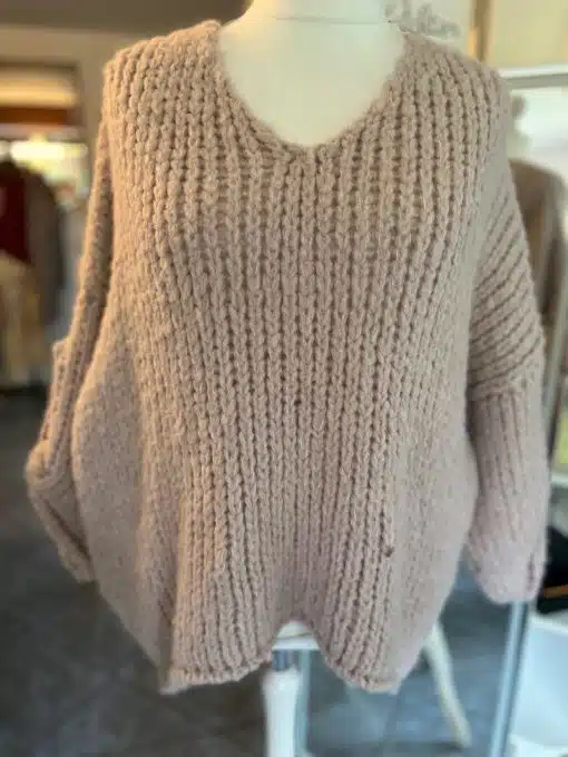 Entdecke den Kuschel Pulli in angesagtem Chunky-Look - dein Must-have in hellem Beige für gemütliche und stylishe Momente!.