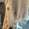 Erlebe den Kuschel Pulli in Beige - spüre das ultra-softe Strickmuster und entdecke das stylishe Knopfdetail am Ärmel.