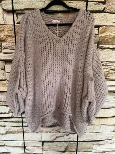 Fühl dich wohl im Kuschel Pulli: Trendiges, beiges Chunky-Knit mit V-Ausschnitt und lockeren Ärmeln - dein neues Lieblingsteil!.