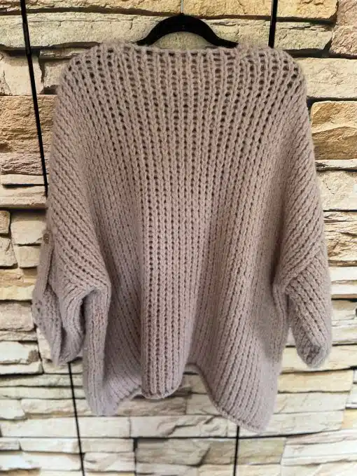Hol dir den ultimativen Kuschel Pulli in Beige - modern, superweich und stylisch vor rustikaler Steinwand präsentiert!.