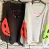 Erlebe stylische SMILY-Pullis: Wähle braun-orange oder weiß-neongelb, beide mit coolen Smileys am Ärmel - für dein Trend-Outfit!.