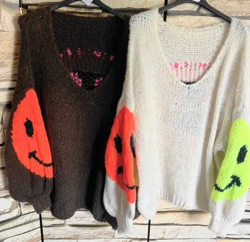 Erlebe stylische SMILY-Pullis: Wähle braun-orange oder weiß-neongelb, beide mit coolen Smileys am Ärmel - für dein Trend-Outfit!.