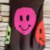 Erlebe den SMILY Pulli: Cooler brauner Sweater mit pinken, grünen und orangen Smileys - perfekt für deinen modernen Style!.