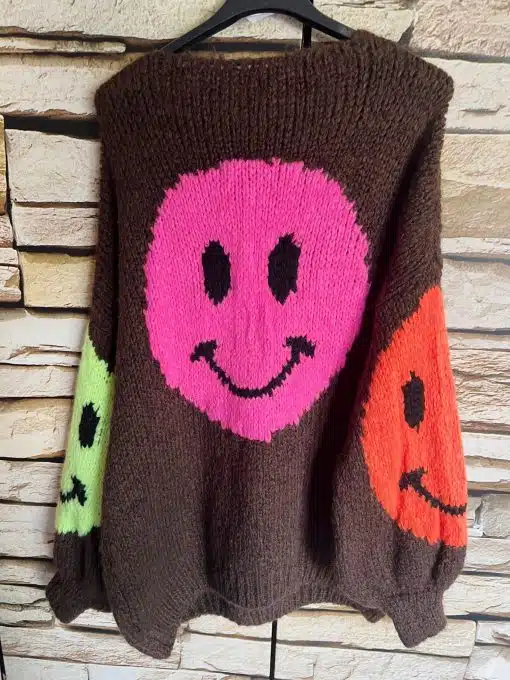 Erlebe den SMILY Pulli: Cooler brauner Sweater mit pinken, grünen und orangen Smileys - perfekt für deinen modernen Style!.