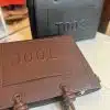 Erlebe die Toos Handtasche: Wählen Sie Ihr Lieblingsmodell in elegantem Schwarz oder warmem Braun mit modernem Prägelogo.