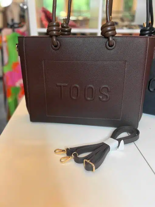 Entdecke deine neue braune "Toos" Handtasche mit geprägtem Logo und abnehmbarem Riemen - dein modernes Must-have!.