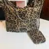 Erlebe deinen Style mit der Wild Cat Bag: Leo-Print, Kettenriemen und passender Pouch - dein It-Piece für jedes Outfit!.