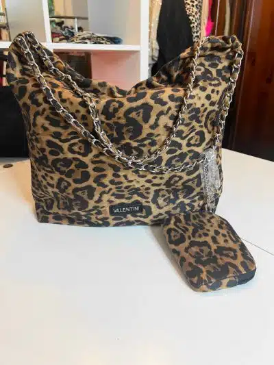 Erlebe deinen Style mit der Wild Cat Bag: Leo-Print, Kettenriemen und passender Pouch - dein It-Piece für jedes Outfit!.