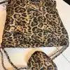 Setz ein Statement mit der Wild Cat Bag - angesagter Leo-Print, silberne Kette und passendes Mini-Pouch für deinen Look!.