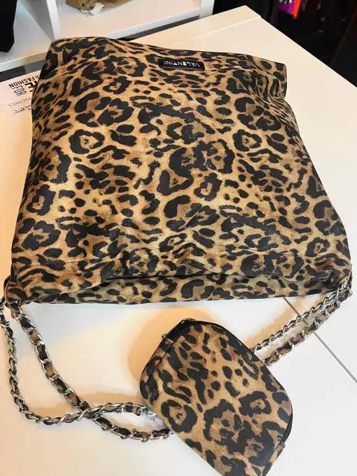 Setz ein Statement mit der Wild Cat Bag - angesagter Leo-Print, silberne Kette und passendes Mini-Pouch für deinen Look!.
