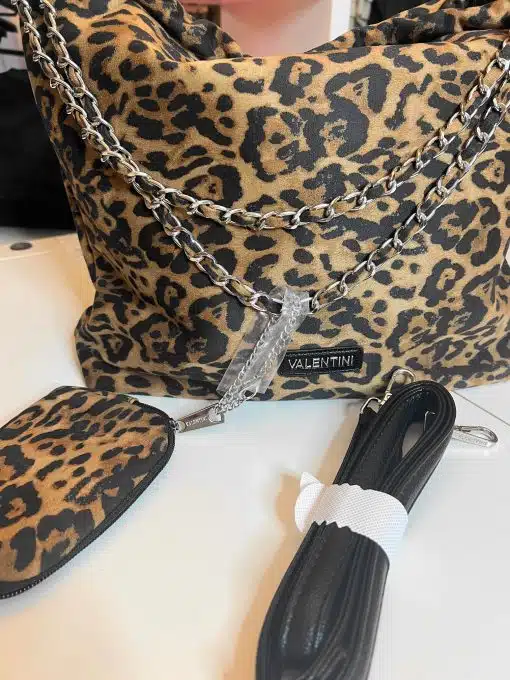 Entdecke die Wild Cat Bag von VALENTINI: Leopardenmuster, glänzende Kette & passende Pouch - dein Fashion-Statement!.