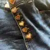 Entdecke die Herz-Button High-Waist Jeans in Dunkelblau - goldene Herzknöpfe machen deinen Style zum Hingucker!.