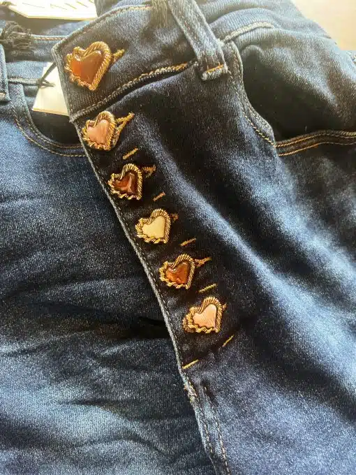 Entdecke die Herz-Button High-Waist Jeans in Dunkelblau - goldene Herzknöpfe machen deinen Style zum Hingucker!.