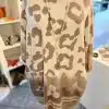 Entdecke das Leo Luxe Oversize-Kleid in Beige mit Animal Print - perfekt kombiniert mit einer langen Perlenkette für deinen Trend-Look!.