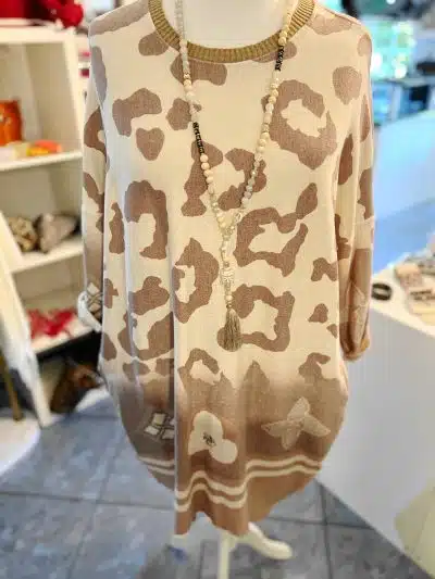 Entdecke das Leo Luxe Oversize-Kleid in Beige mit Animal Print - perfekt kombiniert mit einer langen Perlenkette für deinen Trend-Look!.