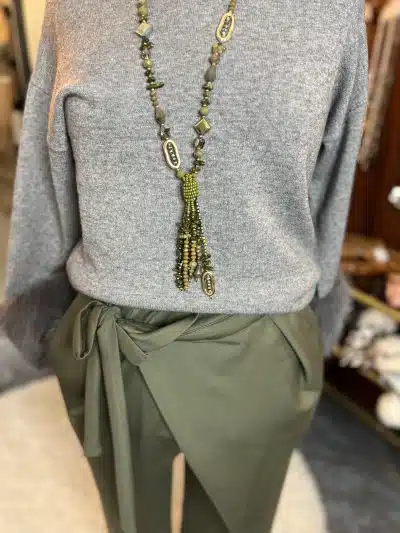 Du trägst den Chic Fur Touch Pulli, stylische olivgrüne Wickelhose und eine lange, moderne grüne Perlenkette - ein echter Eyecatcher!.